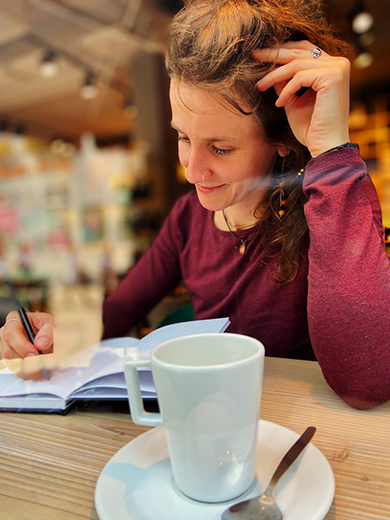 Eine Person Wirft Eine Kaffeetasse Aus Papier Den Mülleimer Kein